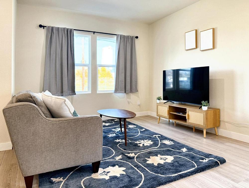 5 Min Walk to UCD Med Ctr - Stylish New Build Home